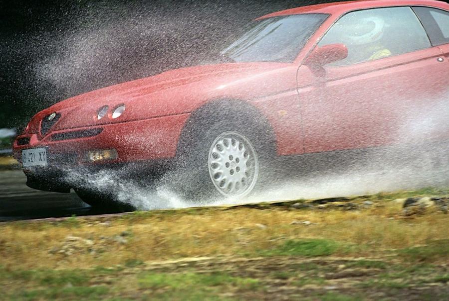  Alfa Romeo GTV (916C) 1995 года  (WW) (фото 14 из 27)